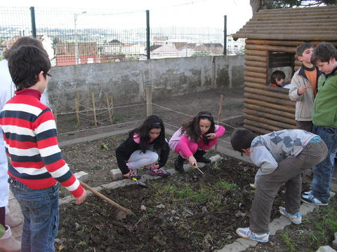 Participação das crianças na preparação da terra.